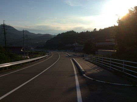 夕方の松が原の集落に向かう途中！