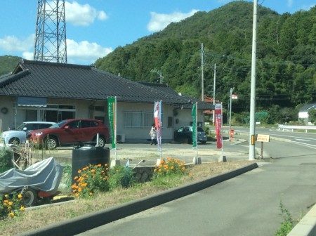 この建物は、簡易郵便局で中にはup.hillと言うカフェーが有り、美味しいコーヒーが飲めます！