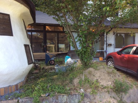 この建物は松が原で知り合った方が製作中のポッポ舎の釜と古民家をリフォームしている途中で結構面白いです！