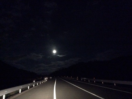家の前を通おるバイパスを妹背の滝へ向う夕闇夕に満月が正面に見えてくる！