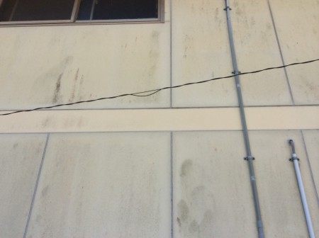 古くなった壁パネルのコーキングをやり変えなければいけない状態です！