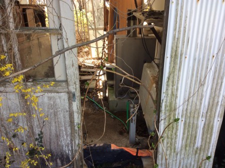 古く壊れた物置小屋が在りましたが此れを撤去する予定！