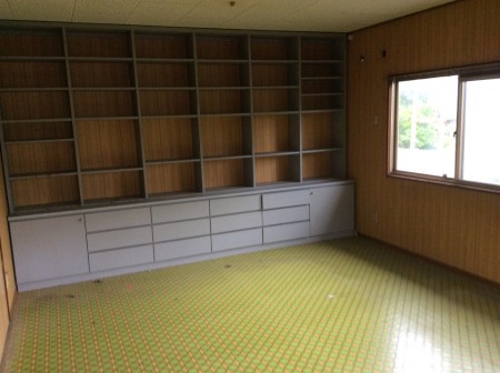 二階の多目的リビングルームですが本棚などになりますが書籍が余り在りません！古本でもよいかな？