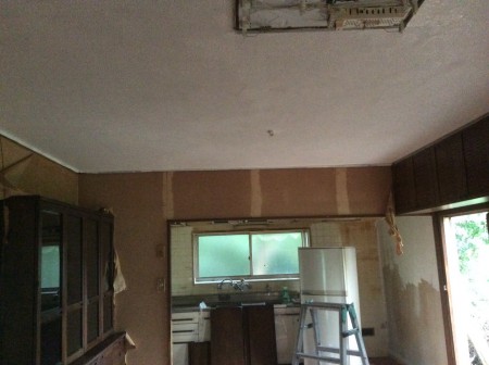 一階のリビングルームですが、天井や壁が油と煙草の焼けでひどくなっていたから、天井をペンキで塗り直しました！