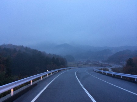 11月17日霧雨に煙る松が原の集落を妹背の滝側からの眺望です！