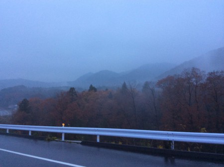 雨に煙る山並み！