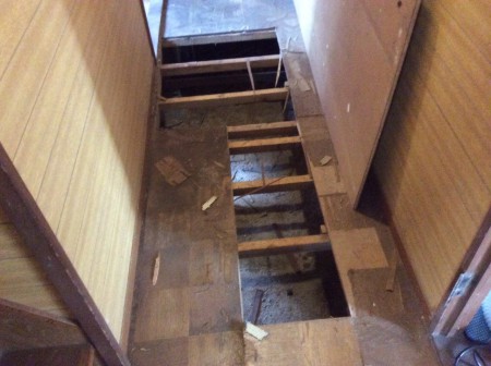 廊下の腐食による床抜け！