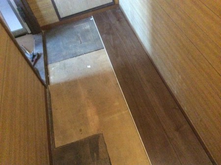 廊下の床抜けを補修してフローリングを上張りの途中です！